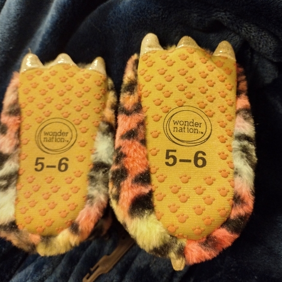 NWT Wonder Nation Childrens Claw Foot Slipper - Picture 2 of 4
